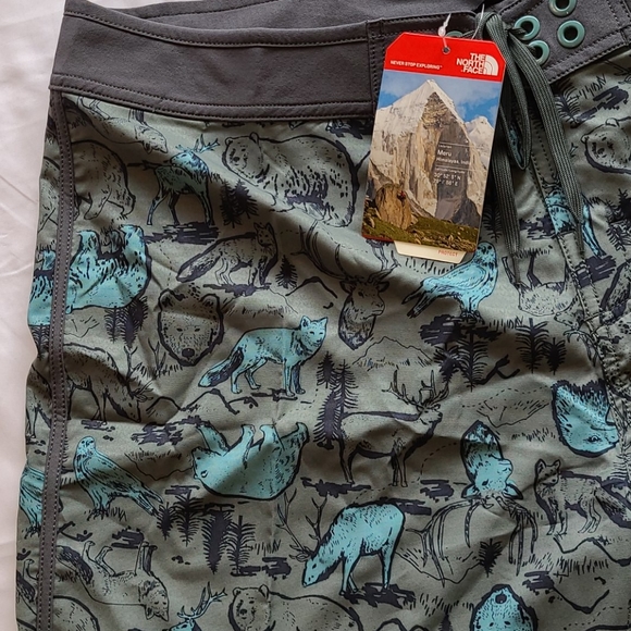 *Host pick* Wildlife! North Face board shorts - Picture 8 of 16